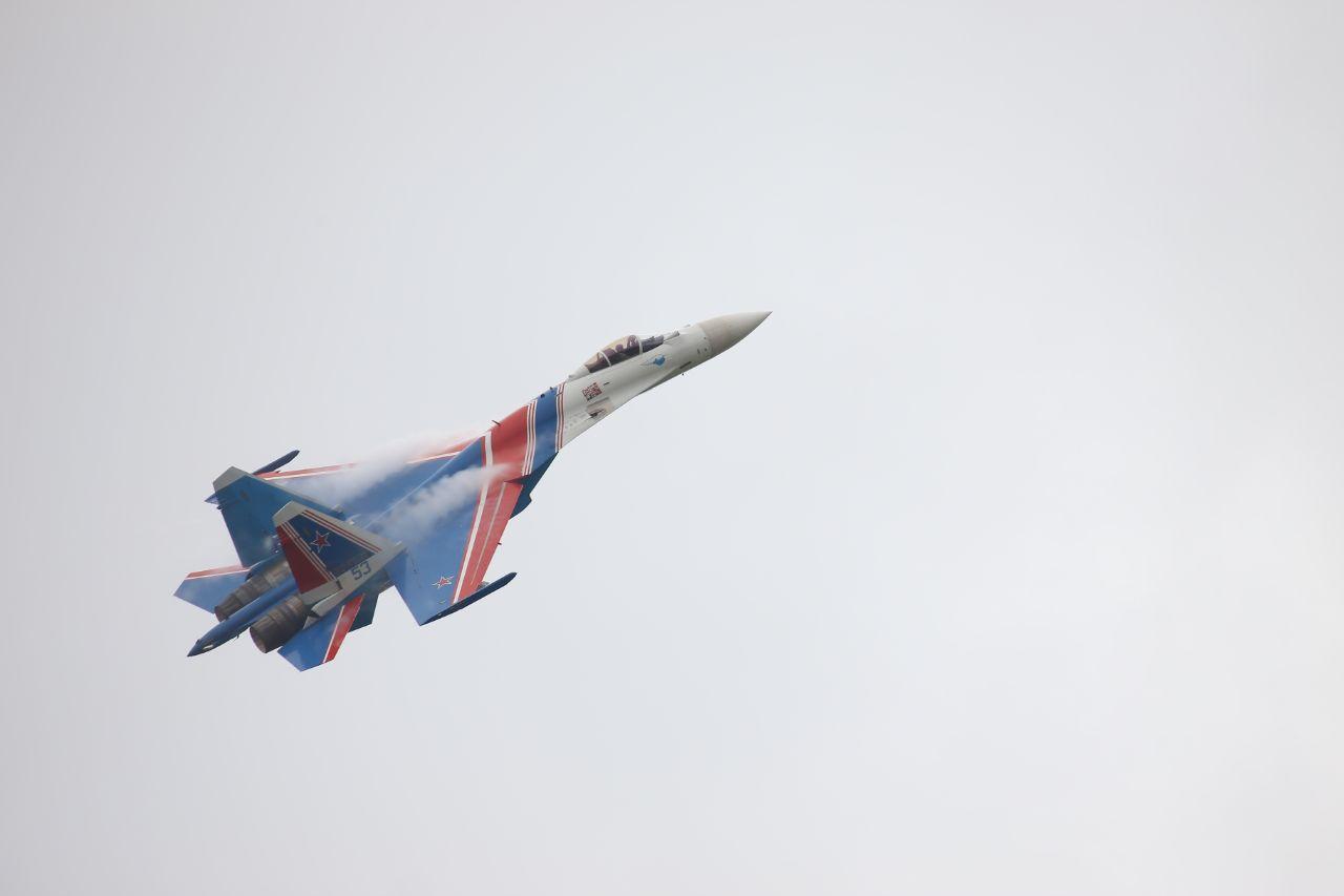 Фото В Новосибирске завершилось грандиозное авиашоу: завораживающие кадры самолётов и вертолётов в небе 18